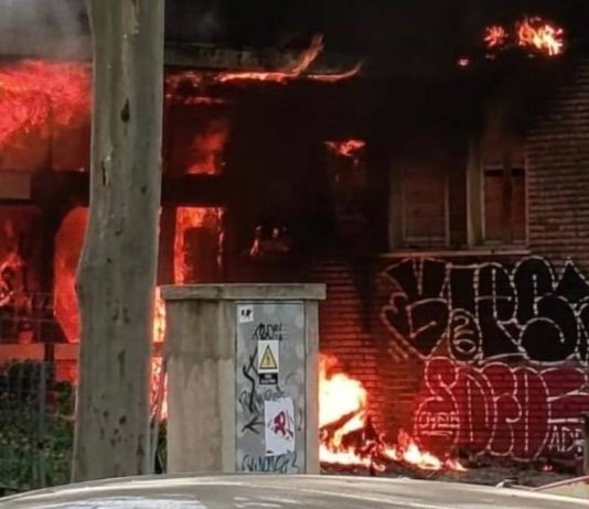 Un aparatoso incendio en Sant Martí calcina el Espai Pere Calafell sin causar heridos Un aparatoso incendio en Sant Martí calcina el Espai Pere Calafell sin causar heridos