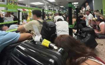 Un hombre lanza una mochila en la T2 de El Prat al grito de ‘Allahu Akbar’ Un hombre lanza una mochila en la T2 de El Prat al grito de 'Allahu Akbar'