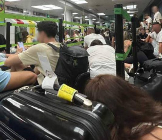 Un hombre lanza una mochila en la T2 de El Prat al grito de ‘Allahu Akbar’ Un hombre lanza una mochila en la T2 de El Prat al grito de 'Allahu Akbar'