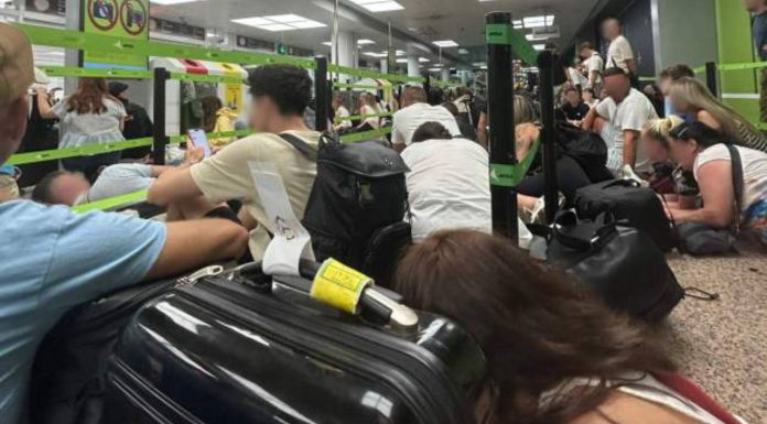Un hombre lanza una mochila en la T2 de El Prat al grito de ‘Allahu Akbar’ Un hombre lanza una mochila en la T2 de El Prat al grito de 'Allahu Akbar'
