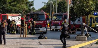 Un incendio en la catenaria de la L1 del metro de Barcelona obliga a cerrar Clot y desalojar Glòries Un incendio en la catenaria de la L1 del metro de Barcelona obliga a cerrar Clot y desalojar Glòries