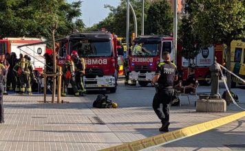 Un incendio en la catenaria de la L1 del metro de Barcelona obliga a cerrar Clot y desalojar Glòries Un incendio en la catenaria de la L1 del metro de Barcelona obliga a cerrar Clot y desalojar Glòries