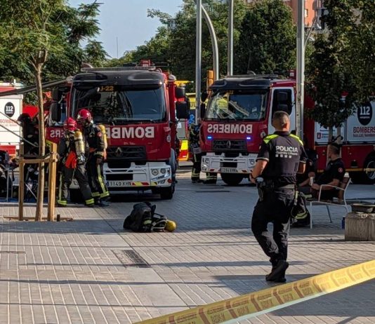 Un incendio en la catenaria de la L1 del metro de Barcelona obliga a cerrar Clot y desalojar Glòries Un incendio en la catenaria de la L1 del metro de Barcelona obliga a cerrar Clot y desalojar Glòries