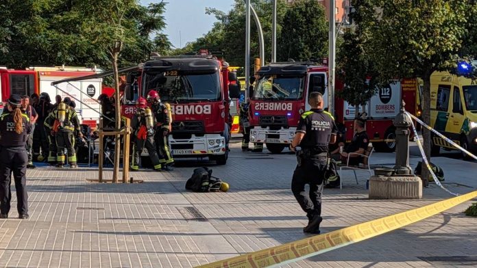 Un incendio en la catenaria de la L1 del metro de Barcelona obliga a cerrar Clot y desalojar Glòries