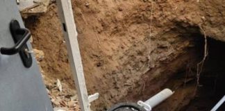 Un socavón de ocho metros obliga a desalojar cinco edificios en el Putxet Un socavón de ocho metros obliga a desalojar cinco edificios en el Putxet