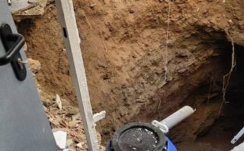 Un socavón de ocho metros obliga a desalojar cinco edificios en el Putxet Un socavón de ocho metros obliga a desalojar cinco edificios en el Putxet