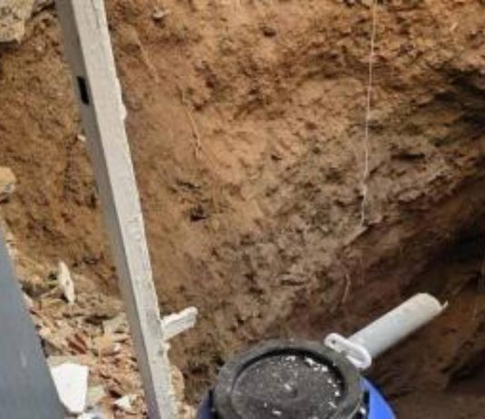 Un socavón de ocho metros obliga a desalojar cinco edificios en el Putxet Un socavón de ocho metros obliga a desalojar cinco edificios en el Putxet
