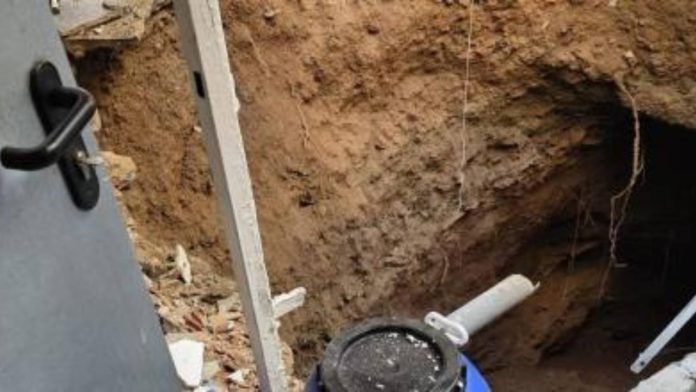 Un socavón de ocho metros obliga a desalojar cinco edificios en el Putxet