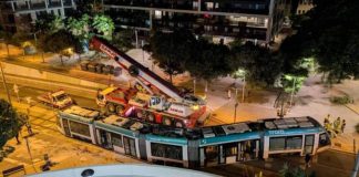 Accidente en Sant Just: un tranvía descarrila tras chocar con un coche Accidente en Sant Just un tranvía descarrila tras chocar con un coche