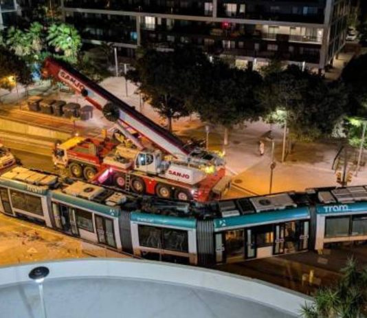 Accidente en Sant Just: un tranvía descarrila tras chocar con un coche Accidente en Sant Just un tranvía descarrila tras chocar con un coche