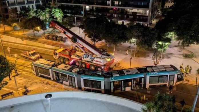 Accidente en Sant Just un tranvía descarrila tras chocar con un coche