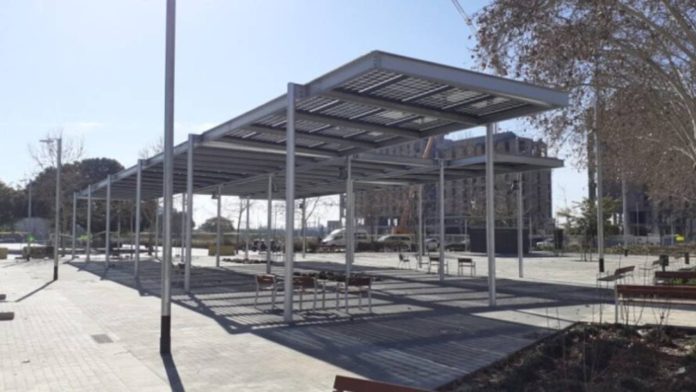 Barcelona activa una pérgola fotovoltaica en el Parque de las Trece Rosas