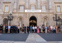 Barcelona homenajea a las víctimas del 17-A en la plaza de Sant Jaume Barcelona homenajea a las víctimas del 17-A en la plaza de Sant Jaume