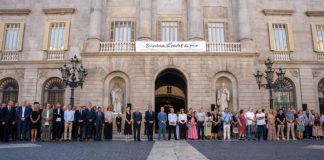 Barcelona homenajea a las víctimas del 17-A en la plaza de Sant Jaume Barcelona homenajea a las víctimas del 17-A en la plaza de Sant Jaume