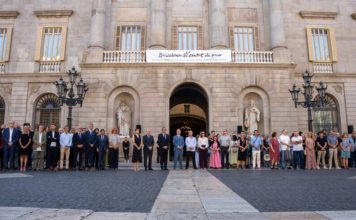 Barcelona homenajea a las víctimas del 17-A en la plaza de Sant Jaume Barcelona homenajea a las víctimas del 17-A en la plaza de Sant Jaume