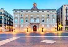 Barcelona homenajea a las víctimas del 17-A en la plaza de Sant Jaume Barcelona homenajea a las víctimas del 17-A en la plaza de Sant Jaume