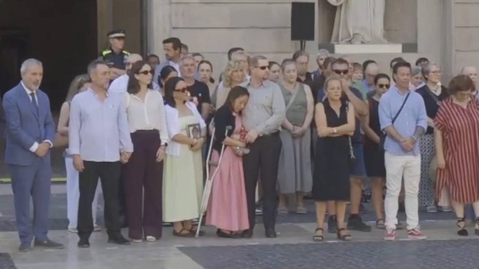 Barcelona homenajea a las víctimas del 17-A en la plaza de Sant Jaume