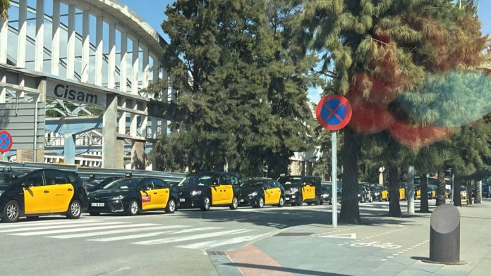 Caos en el puerto de Barcelona: taxis atrapados hasta 3 horas