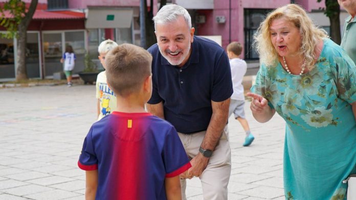 Collboni visita la plaza de Barcelona durante su viaje a Sarajevo