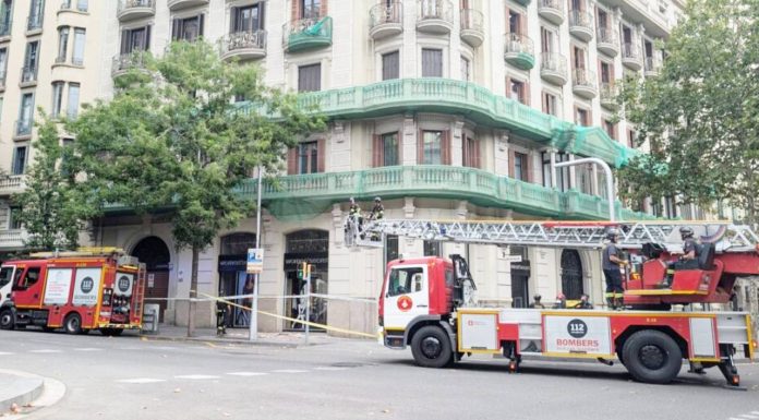 Desprendimiento de un balcón en un edificio de la calle Casanova de Barcelona Desprendimiento de un balcón en un edificio de la calle Casanova de Barcelona