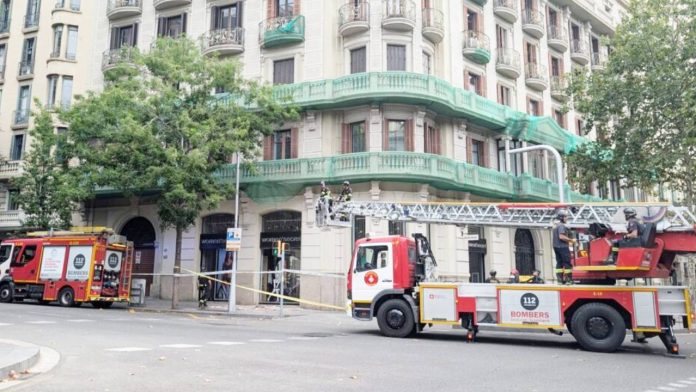 Desprendimiento de un balcón en un edificio de la calle Casanova de Barcelona