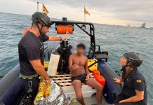 Detenido un hombre tras ser rescatado en el mar en el Port Olímpic de Barcelona Detenido un hombre tras ser rescatado en el mar en el Port Olímpic de Barcelona