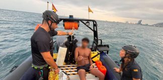 Detenido un hombre tras ser rescatado en el mar en el Port Olímpic de Barcelona Detenido un hombre tras ser rescatado en el mar en el Port Olímpic de Barcelona
