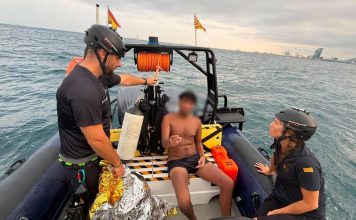 Detenido un hombre tras ser rescatado en el mar en el Port Olímpic de Barcelona Detenido un hombre tras ser rescatado en el mar en el Port Olímpic de Barcelona