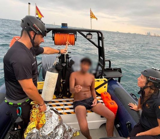 Detenido un hombre tras ser rescatado en el mar en el Port Olímpic de Barcelona Detenido un hombre tras ser rescatado en el mar en el Port Olímpic de Barcelona