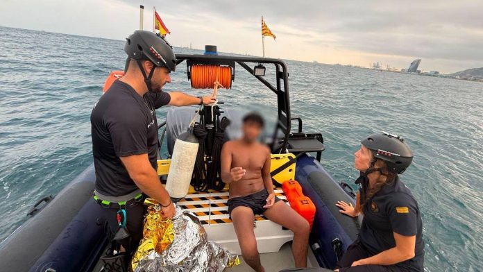 Detenido un hombre tras ser rescatado en el mar en el Port Olímpic de Barcelona
