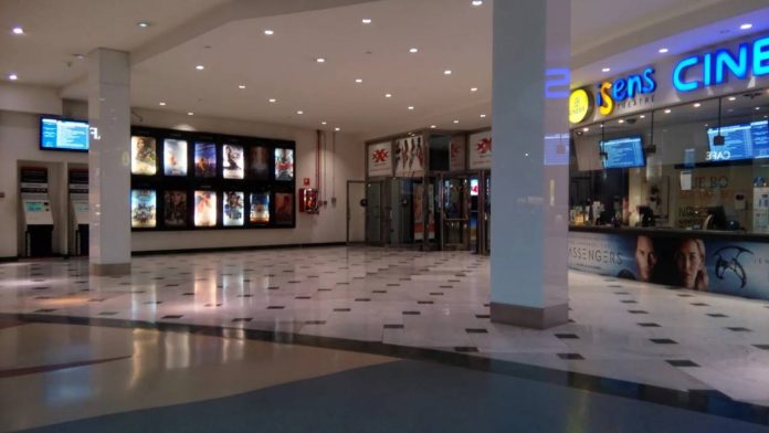 Evacúan un cine de Diagonal Mar tras rociar gas pimienta