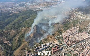 Incendio en Collserola: desalojos en Torre Baró por el fuego Incendio en Collserola: desalojos en Torre Baró por el fuego