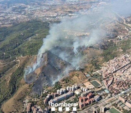 Incendio en Collserola: desalojos en Torre Baró por el fuego Incendio en Collserola: desalojos en Torre Baró por el fuego