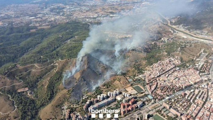 Incendio en Collserola: desalojos en Torre Baró por el fuego