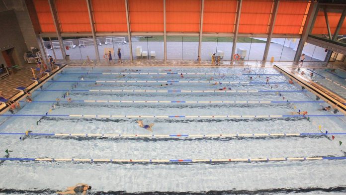 La Sindicatura de Barcelona pide revisar cobros a mayores de 65 en cursos de natación