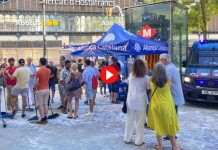 Lanzan sal y huevos contra una carpa de Aliança Catalana en Sants Lanzan sal y huevos contra una carpa de Aliança Catalana en Sants