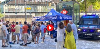 Lanzan sal y huevos contra una carpa de Aliança Catalana en Sants Lanzan sal y huevos contra una carpa de Aliança Catalana en Sants