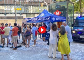 Lanzan sal y huevos contra una carpa de Aliança Catalana en Sants Lanzan sal y huevos contra una carpa de Aliança Catalana en Sants