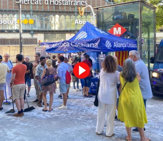 Lanzan sal y huevos contra una carpa de Aliança Catalana en Sants Lanzan sal y huevos contra una carpa de Aliança Catalana en Sants