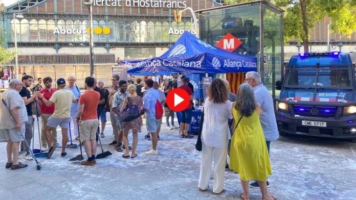 Lanzan sal y huevos contra una carpa de Aliança Catalana en Sants