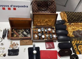 Los Mossos detienen a seis personas por robos en viviendas de Barcelona Los Mossos detienen a seis personas por robos en viviendas de Barcelona