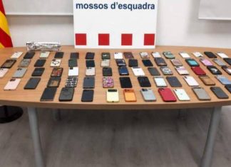 Los Mossos recuperan 74 móviles robados en el Brunch Electronik Los Mossos recuperan 74 móviles robados en el Brunch Electronik