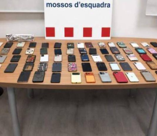 Los Mossos recuperan 74 móviles robados en el Brunch Electronik Los Mossos recuperan 74 móviles robados en el Brunch Electronik