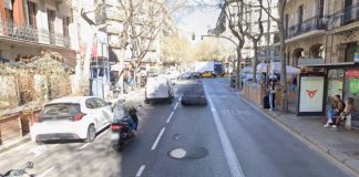 Muere un motorista embestido por un coche en la calle Aribau Muere un motorista embestido por un coche en la calle Aribau