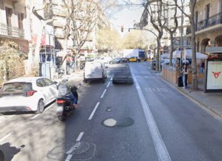 Muere un motorista embestido por un coche en la calle Aribau Muere un motorista embestido por un coche en la calle Aribau