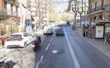 Muere un motorista embestido por un coche en la calle Aribau Muere un motorista embestido por un coche en la calle Aribau