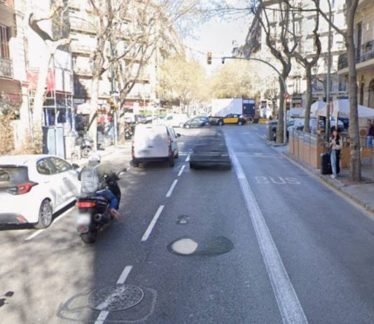 Muere un motorista embestido por un coche en la calle Aribau Muere un motorista embestido por un coche en la calle Aribau