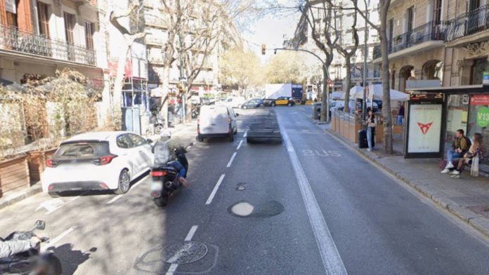 Muere un motorista embestido por un coche en la calle Aribau