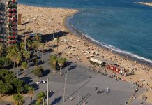 Rescatan a una mujer en estado crítico en la playa de Sant Sebastià Rescatan a una mujer en estado crítico en la playa de Sant Sebastià