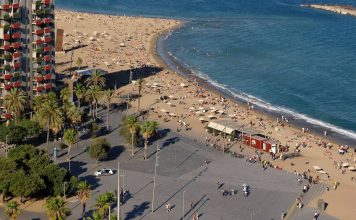 Rescatan a una mujer en estado crítico en la playa de Sant Sebastià Rescatan a una mujer en estado crítico en la playa de Sant Sebastià